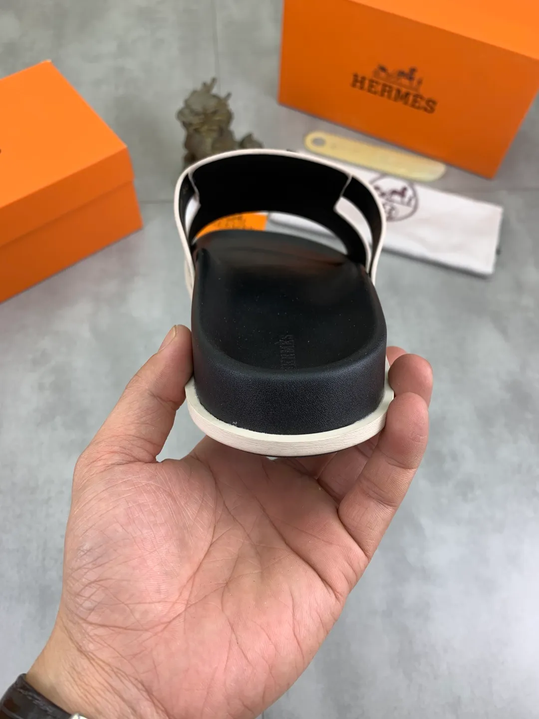 Men's shoes 💰P440 New [HERMES] high-end quality new Hermès slippers, made of imported cross-grain calfskin, wear-resistant and non-slip rubber outsole. Fashionable and elegant code number: 39-44 (38 45 46 customized)